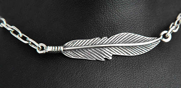 Superbe bracelet en argent d'une plume de belle taille sur maille forçat (L:18cm, l:8mm, L....