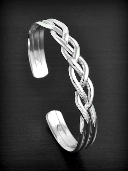 Bracelet chic en argent  de trois fifs formant une jolie tresse aérée sur le dessus (l:10mm).