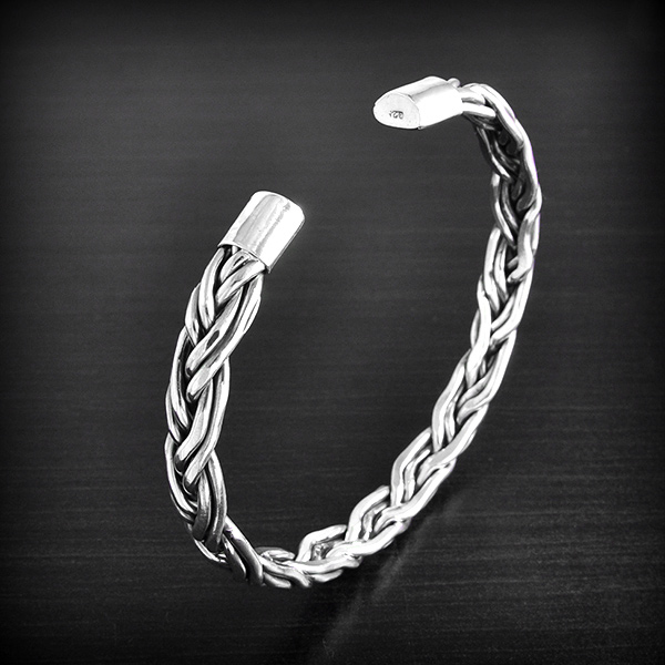 Magnifique bracelet rigide en argent d'une tresse double (L:19cm, ep:7mm).