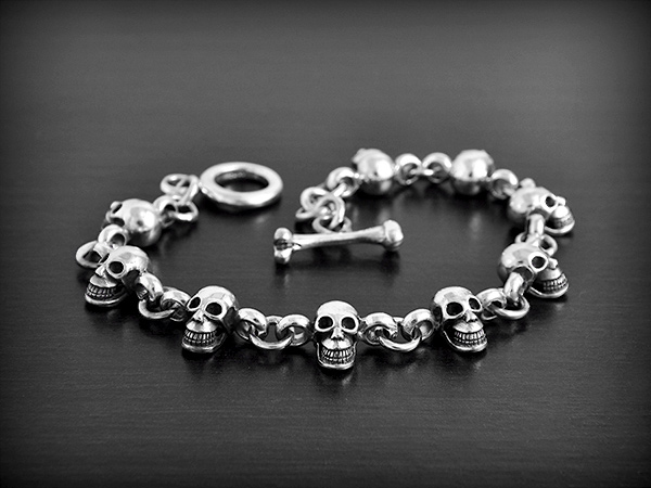 Beau bracelet en argent tête de mort, avec 9 crânes de belle taille (ep:10mm).