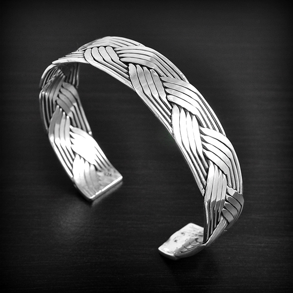 Superbe bracelet semi rigide en argent d'une tresse large à 8 fils (diam. int.:64mm - l:5mm).