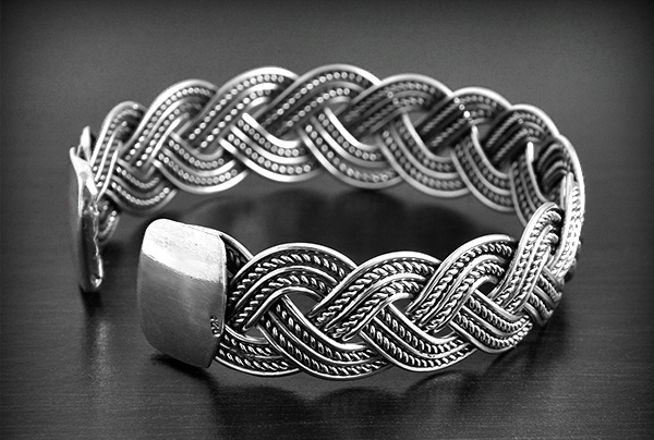 Magnifique bracelet en argent semi rigide formé d'une tresse. C'est un modèle un peu souple qui...