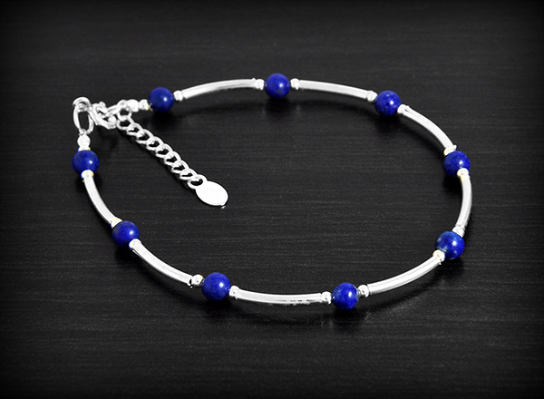 Bracelet en argent composé de tubes alternés de petites perles de lapis lazuli, pourvu d'une...