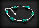 Magnifique bracelet en argent composé de tubes alternées de pierres de turquoise non calibrées,...