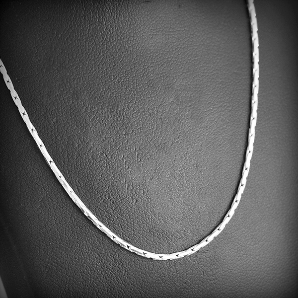 Très belle chaîne maille longue forçat en argent blanc de fabrication artisanale (l:1,5 mm).