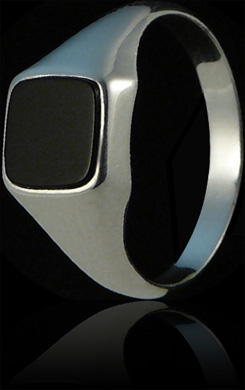Bague chevalière en argent avec onyx carré de 8 mm, modèle discret et masculin.