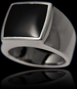 Superbe chevalière rectangulaire en argent de style moderne avec onyx reconstitué noir (h:16mm).