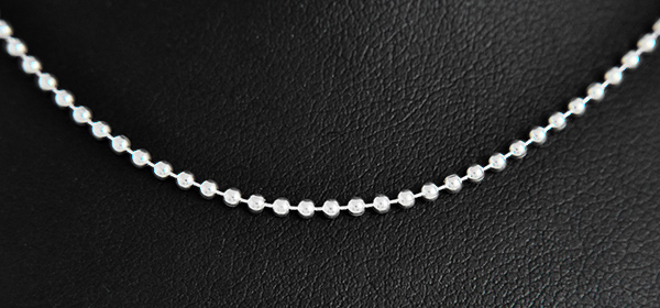 Collier en argent fin constitué de petites perles d'argent, c'est un modèle intemporel qui peut...