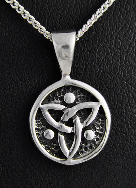 Très joli pendentif médaillon en argent du symbole celtique Trinité en relief (h:18mm).