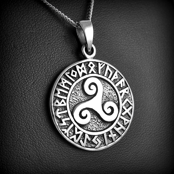 Beau pendentif Runes médaille en argent d'un triskel décoré entouré de l'alphabet runique celte...