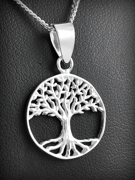 Joli pendentif en argent d'un arbre de vie en relief ajouré et cerclé (h:20mm).