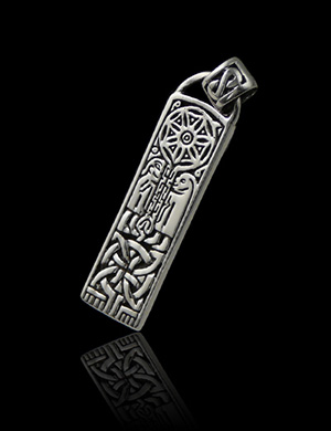 Pendentif en argent motifs celtiques façon cartouche gravé entrelacs et druides (h:30mm).