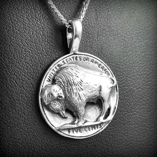 Pendentif médaille en argent d'un bison qui est le symbole de l'abondance (h:36mm).