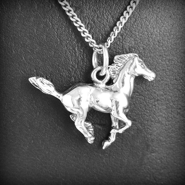 Très beau petit pendentif cheval au galop en argent gravé recto verso, tout en volume (h:16 mm).