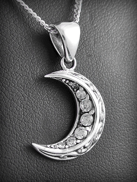 Très beau pendentif en argent d'un croissant de lune en volume ornée zirconiums noirs sur une...
