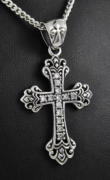 Pendentif en argent d'une magnifique croix gothique sertie de 13 zirconiums (h:42mm).
