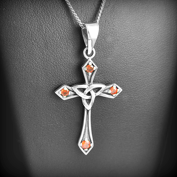 Élégante croix pendentif en argent décorée d'un bel entrelacs celtique trinité au centre et de...