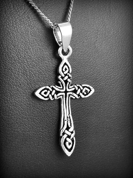 Joli pendentif en argent d'une croix en entrelacs celtiques ajourés (h:37 mm).