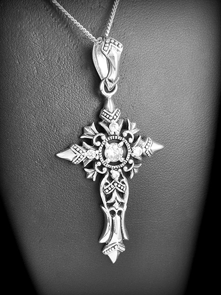 Magnifique pendentif croix en argent découpée très finement et ornée de petits zirconiums, la...