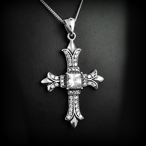 Magnifique pendentif croix en argent paré d'un zirconium blanc en son centre et de plus petits de...