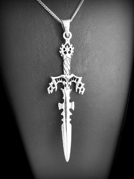 Pendentif petite épée en argent décorée Style gothique des deux cotés (h:71 mm).