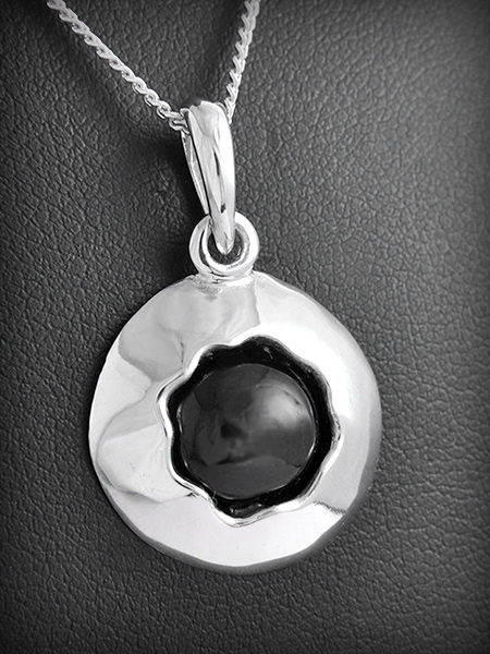 Pendentif médaillon bombé en argent orné d'une pierre d'onyx noire ou lapis lazuli (h:23mm).