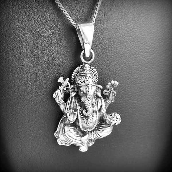 Pendentif Ganesh en argent symbole de l'union entre le divin et l'humain, la bélière est de belle...