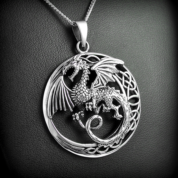 Très belle médaille pendentif en argent ajouré d'un dragon, superbe finition (h:43mm).