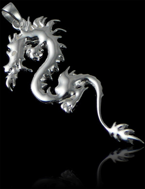 Pendentif en argent d'un dragon chinois en volume avec une très belle finition (h:37mm).