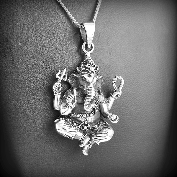 Magnifique pendentif Ganesh en argent de belle grosseur,très belle finition, légèrement creux à...