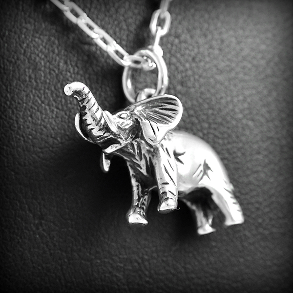 Ravissant pendentif en argent d'un petit éléphant en volume trompe levée (l:23mm).