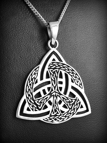 Beau pendentif en argent du symbole celtique Trinité ornée d'entrelacs (h:39mm).