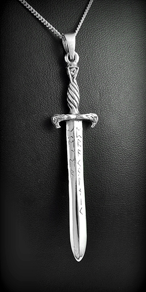 Joli pendentif épée en argent délicatement ciselée sur les deux faces (h:72mm).