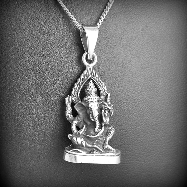 Pendentif Ganesh en argent, petite amulette fétiche (h:35 mm).