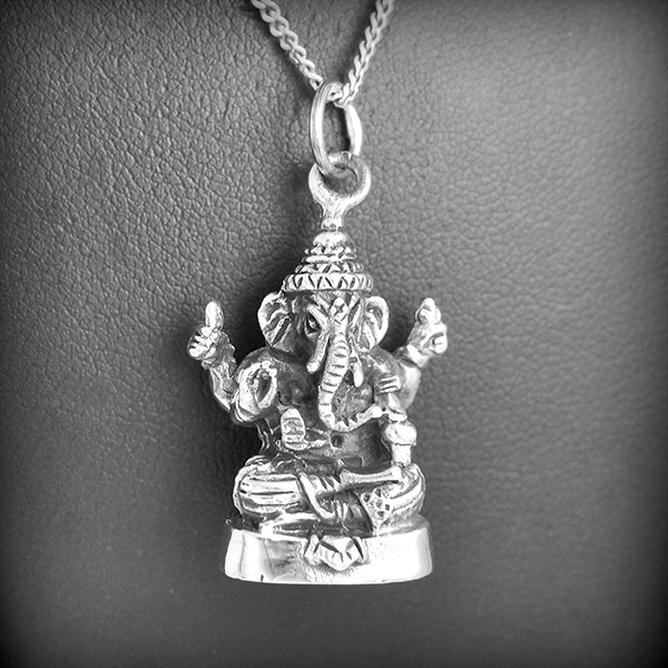 Pendentif Ganesh monté sur base rectangulaire en argent, très belle finition recto verso (h:33mm).