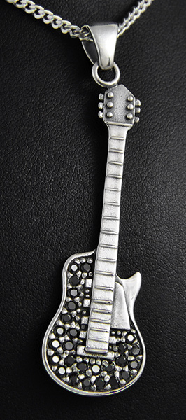 Très beau pendentif en argent d'une guitare électrique de belle taille pavée de zircons noirs ou...
