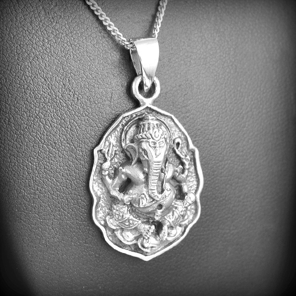 Pendentif médaille en argent représentant le dieu Ganesh, très belle finition (h:48mm).