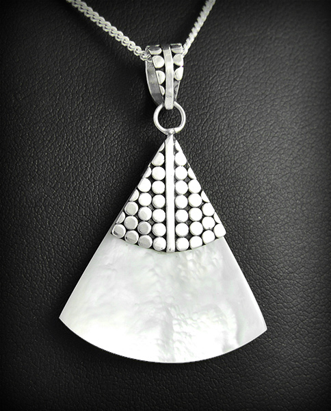 Magnifique pendentif triangulaire très original en argent composé d'un morceau de nacre blanche...