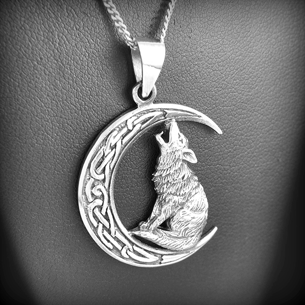 Joli pendentif en argent d'un croissant de lune gravé d'entrelacs celtiques avec un loup hurlant...