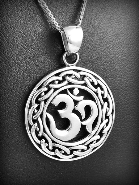 Pendentif médaille ajourée en argent du symbole "OM" le plus sacré de l'hindouisme (h:34mm).