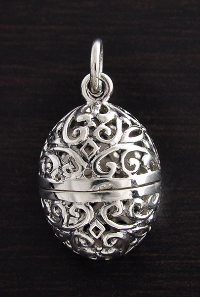 Joli pendentif boîte ajouré en argent, en forme d'oeuf et avec charnière (h:25mm).