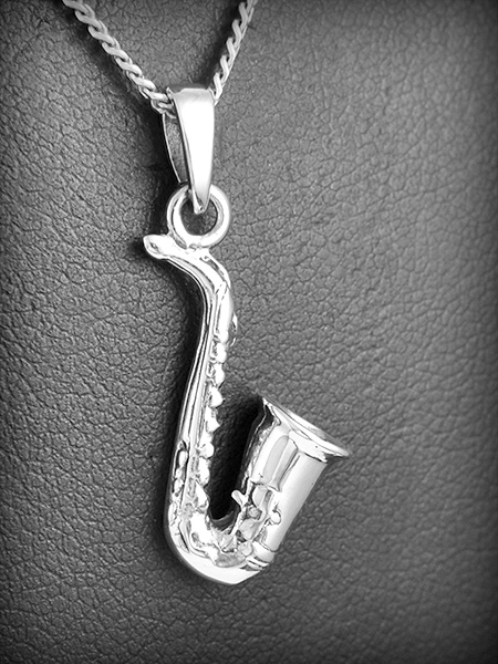Pendentif en argent d'un beau saxophone tout en volume de très belle finition (h:27 mm).
