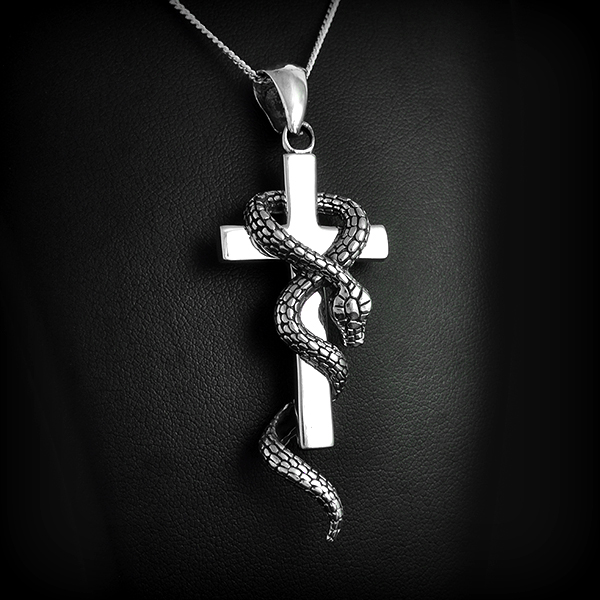 Superbe pendentif en argent croix entourée d'un serpent mobile, symbole de guérison (h:56mm).