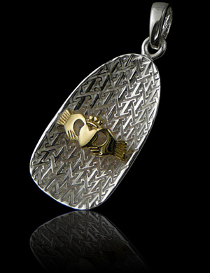 Pendentif en argent délicatement ciselé avec motif claddagh en doré à l'or fin (h:20mm).
