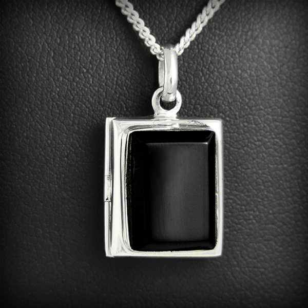 Joli pendentif boîte discrète en argent sertie d'une onyx noire rectangulaire (15x13mm).