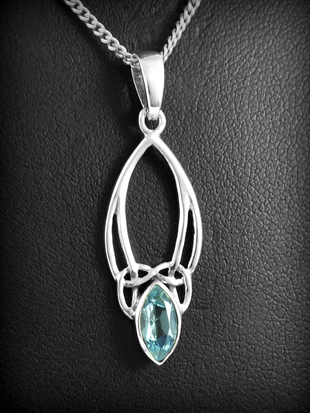 Joli pendentif en argent d'un entrelacs celte orné d'une pierre d'améthyste ou topaze bleue ovale...