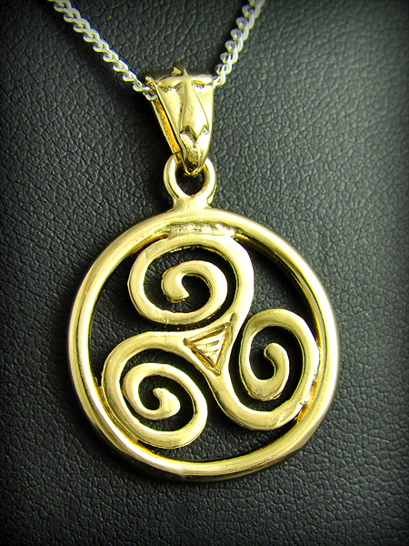 Très beau pendentif Triskel cerclé en plaqué or, petite hermine gravée sur la bélière,...