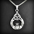 Très beau pendentif  celtique en argent du célèbre Claddagh, un symbole d'amour, de loyauté et...