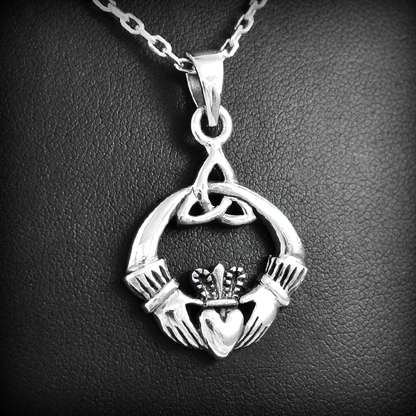 Joli pendentif en argent du fameux symbole celte "Claddagh" ou 2 mains tiennent un cœur couronné,...