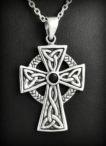 Superbe pendentif en argent d'une croix celtique ornée d'un zirconium au centre et d'entrelacs en...